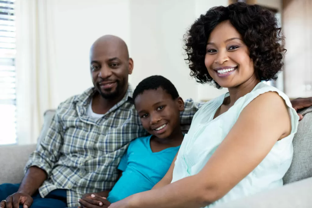 casal e filho de família feliz em sua nova casa