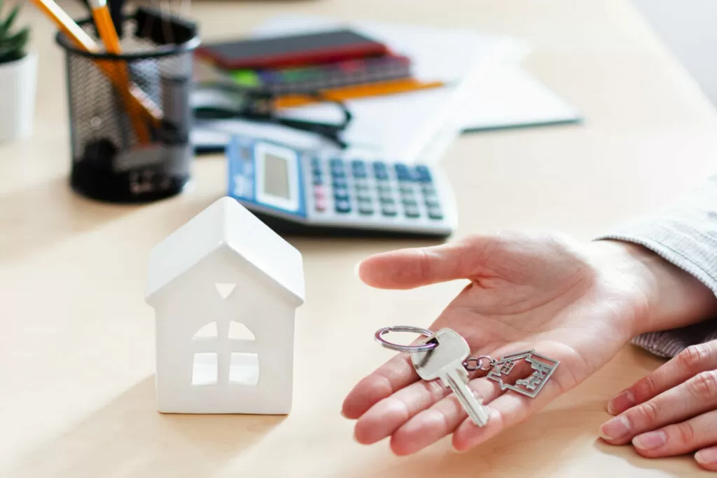 homem calculando quanto custa construir uma casa
