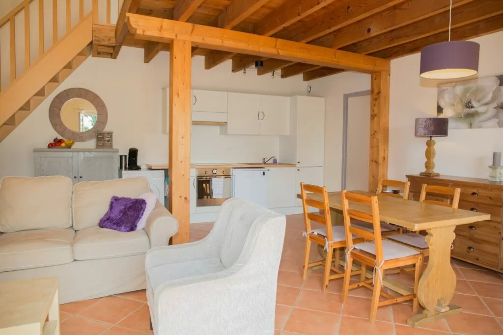 sala de tv com decoração rústica