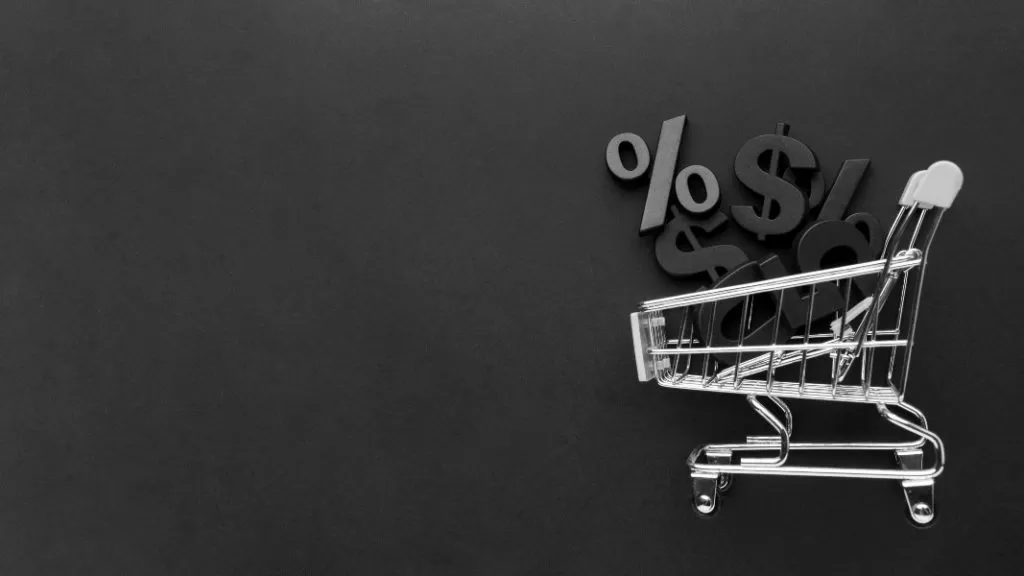 imagem de carrinho de supermercado com símbolos de desconto para representar dicas de vendas